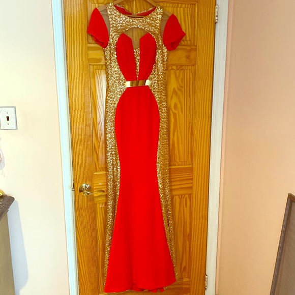 BEAUTIFUL READ DRESS 😩 - Picture 1 of 2